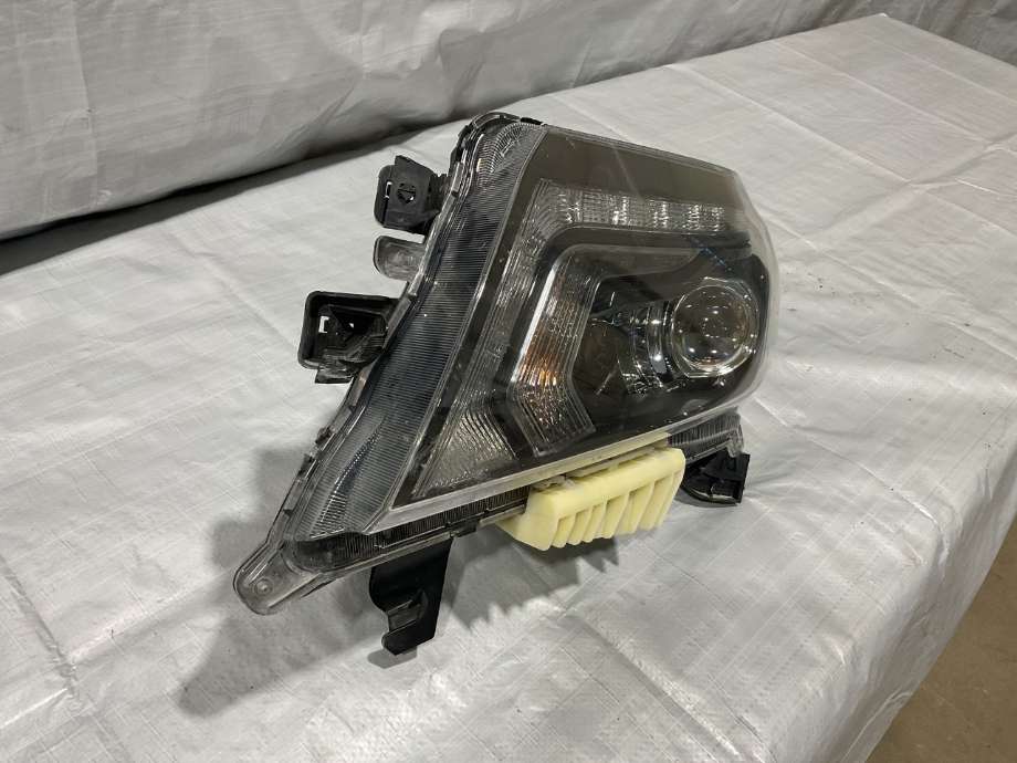 Frontlykt venstre halogen til Nissan Navara 2016-->> (D23) (D23) (NISSAN|260604KD5A|)