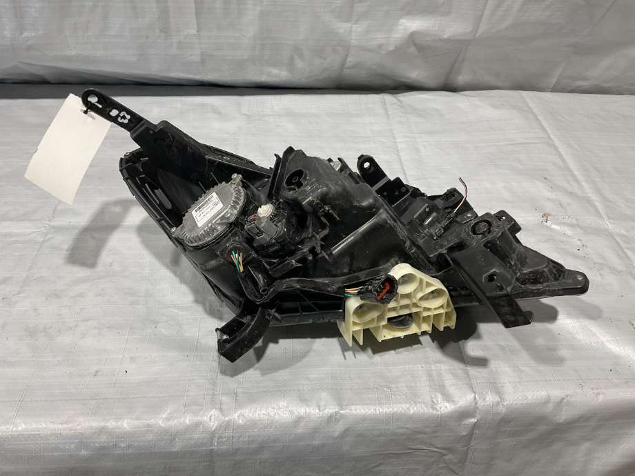 Frontlykt venstre halogen til Nissan Navara 2016-->> (D23) (D23) (NISSAN|260604KD5A|)
