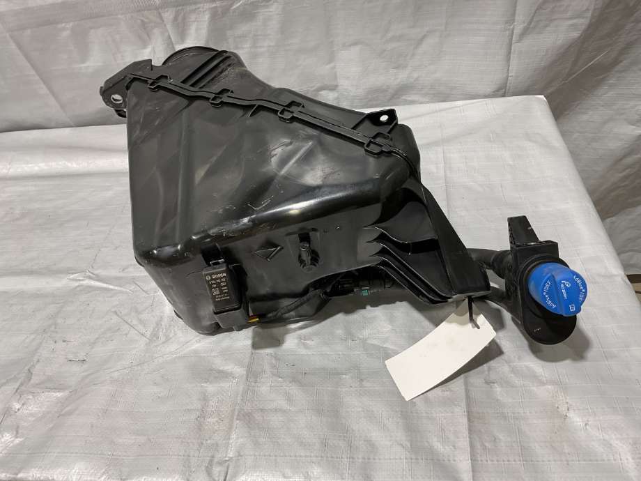 AdBlue tank til VW Caddy, 2020-->> (Type IV) (VOLKSWAGEN|5R3 131 877 C)