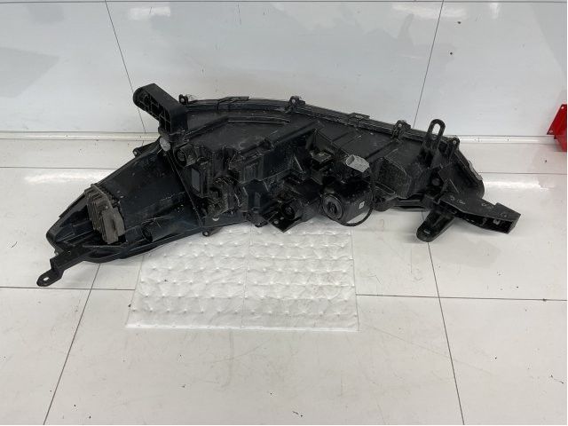 Frontlykt høyre halogen til Toyota Corolla Cross 2022-->>  (TOYOTA|8111016840|)