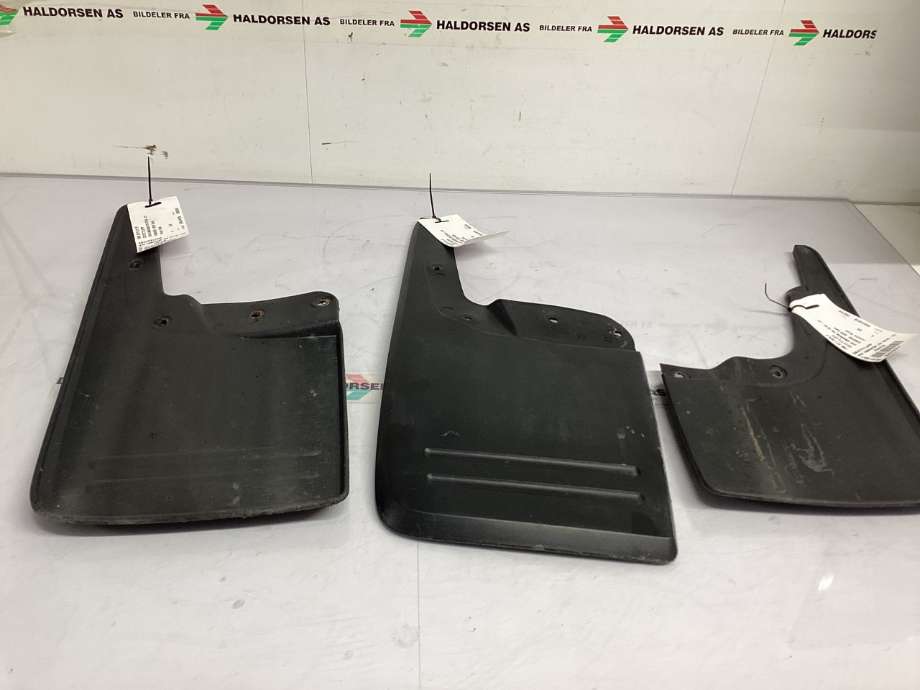 Skvettlapp til VW Amarok 2010-2016 (Type I, Fase 1) (VOLKSWAGEN|2H0 821 812 F|)