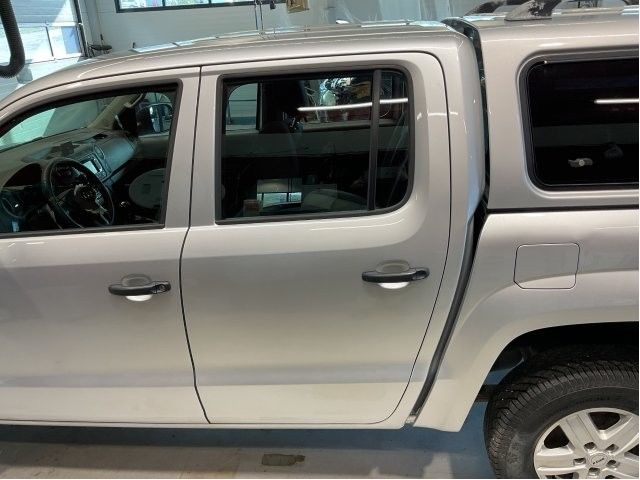 Dør venstre bak til VW Amarok 2010-2016 (Type I, Fase 1)  (VOLKSWAGEN|2H7 833 055 AC|)