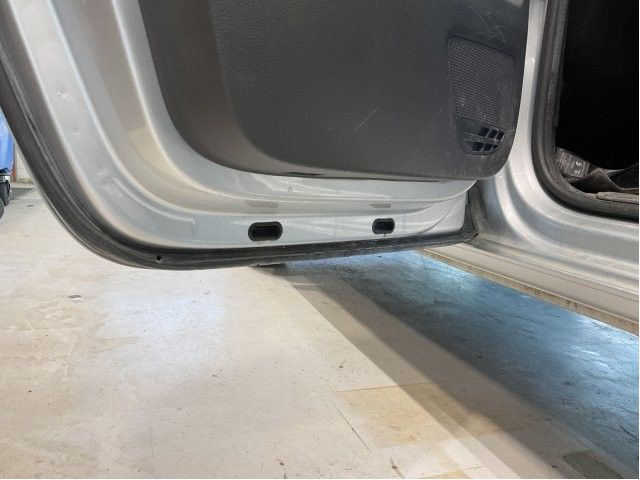Dør venstre bak til VW Amarok 2010-2016 (Type I, Fase 1)  (VOLKSWAGEN|2H7 833 055 AC|)