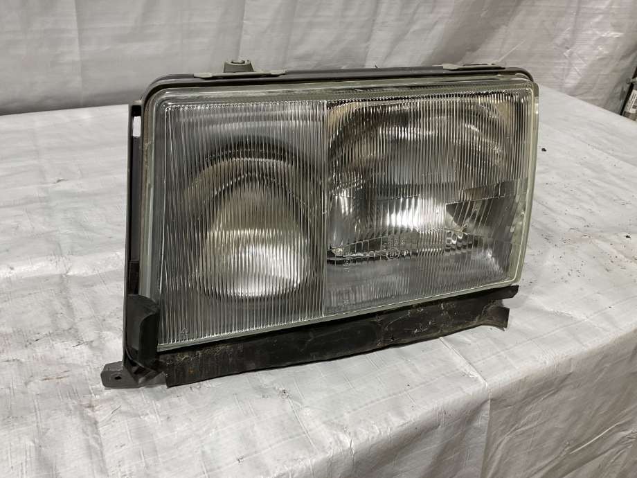 Frontlykt venstre halogen til Mercedes 124 1986-1995 (W124) (W124) (MERCEDES|A 124 820 35 59|)