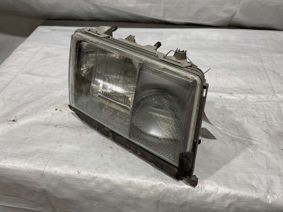 Frontlykt høyre halogen til Mercedes 124, 1986-1995 (W124) (W124) (MERCEDES|A 124 820 36 59)