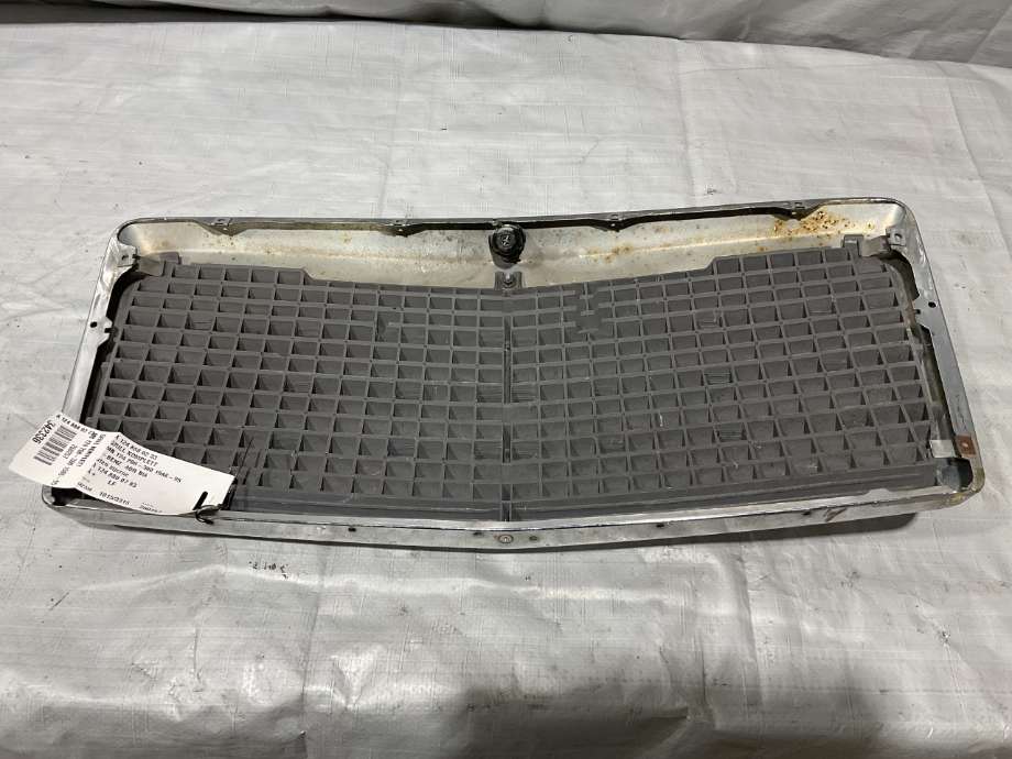 Grill til Mercedes 124 1986-1995 (W124) (W124) (MERCEDES|A 124 888 02 23|A 124 880 07 83|)