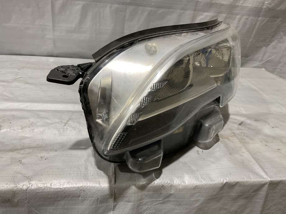 Frontlykt venstre halogen til Peugeot Expert 2016-->> (Type III)  (PEUGEOT|98 085 726 80|)