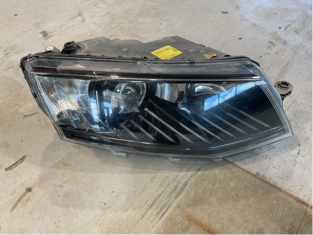 Frontlykt høyre halogen til Škoda Octavia 2013-2016 (Type III, Fase 1) (SKODA|5E1 941 018 B|)