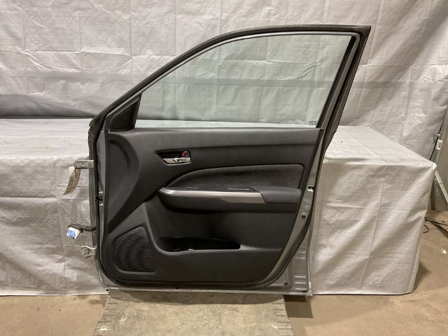 Dør høyre foran til Suzuki Vitara 2015-->> (Type IV)  (SUZUKI|68002-54P01-000|)