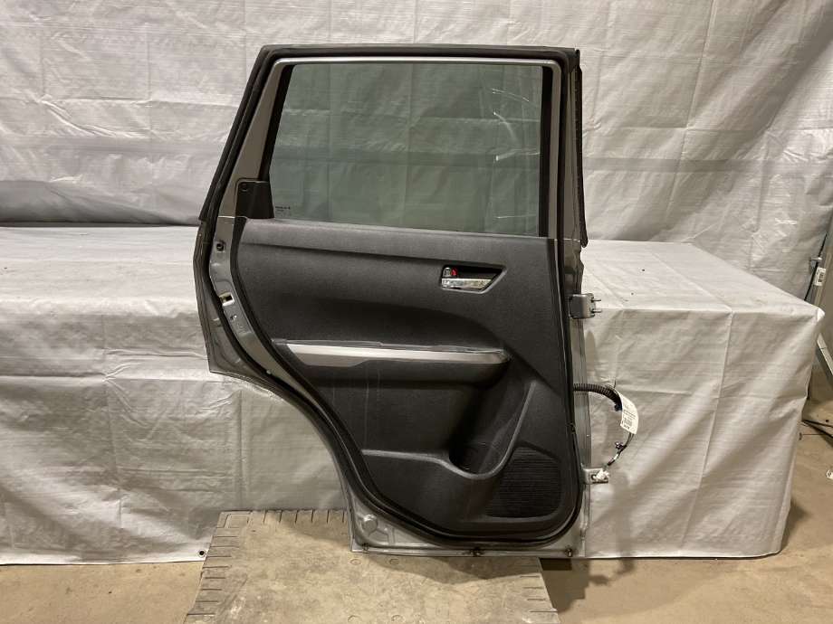 Dør venstre bak til Suzuki Vitara 2015-->> (Type IV)  (SUZUKI|68004-54P01-000|)