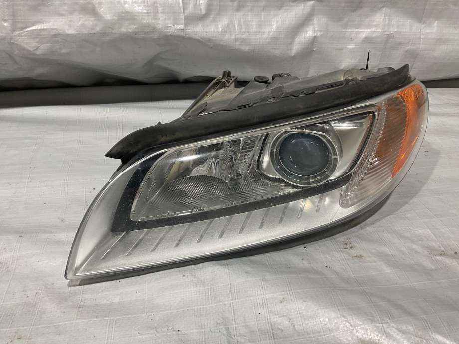 Frontlykt venstre halogen til Volvo V70 2007-2013 (Type III, Fase 1) (VOLVO|31214415|)