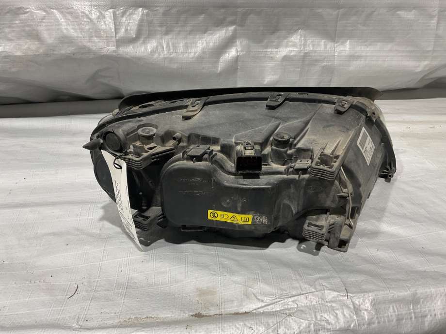 Frontlykt venstre halogen til Volvo V70 2007-2013 (Type III, Fase 1) (VOLVO|31214415|)