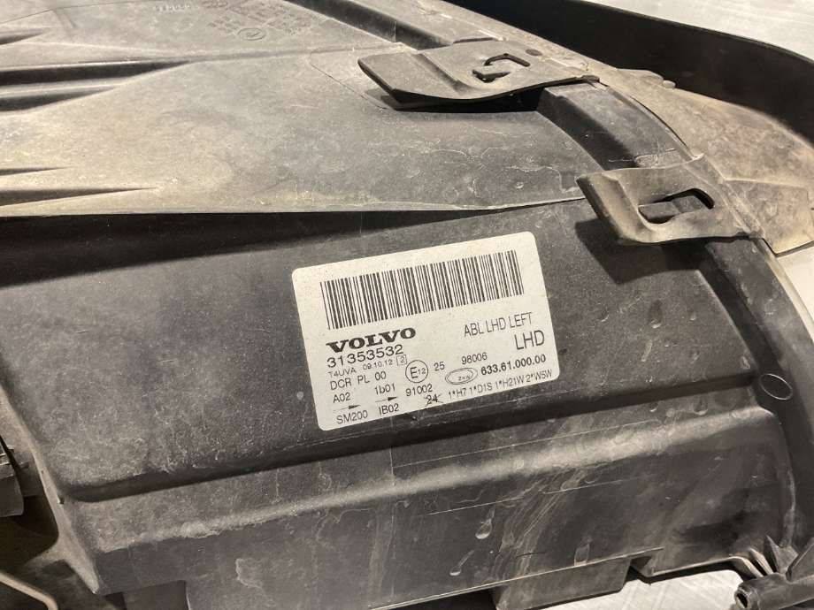 Frontlykt venstre halogen til Volvo V70 2007-2013 (Type III, Fase 1) (VOLVO|31214415|)