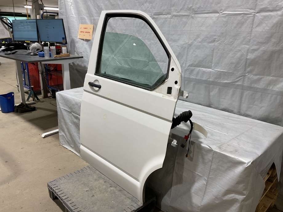 Dør høyre foran til VW Transporter / Caravelle 2009-2015 (Fase 2) (T5) (T5) (VOLKSWAGEN|7LA 831 056|)