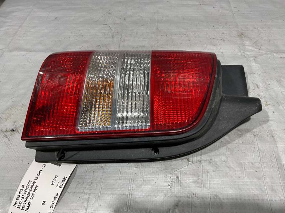 Baklykt venstre til VW Transporter / Caravelle 2009-2015 (Fase 2) (T5) (T5) (VOLKSWAGEN|7H5 945 095 M|)