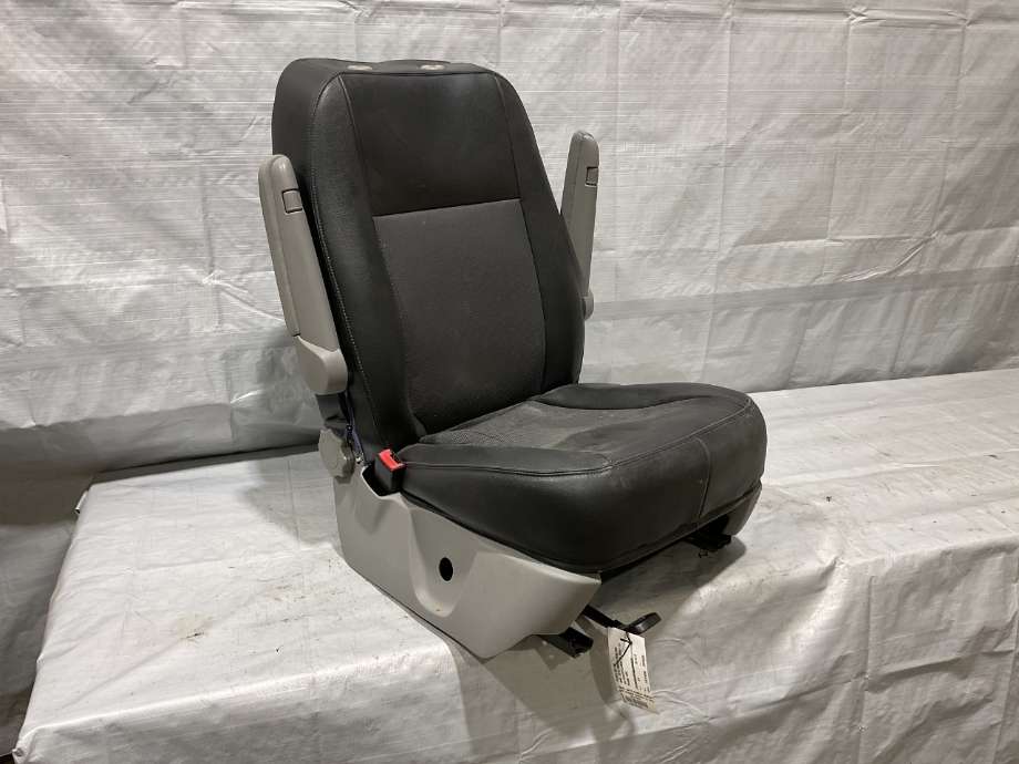 Sete foran venstre til VW Transporter / Caravelle 2009-2015 (Fase 2) (T5) (T5) (VOLKSWAGEN|7E0 881 405 CB|TITANSVART/CLASSICGR|)
