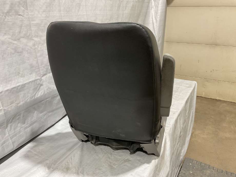 Sete foran venstre til VW Transporter / Caravelle 2009-2015 (Fase 2) (T5) (T5) (VOLKSWAGEN|7E0 881 405 CB|TITANSVART/CLASSICGR|)