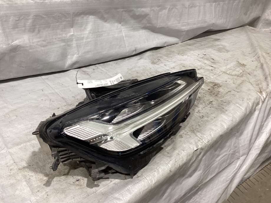 Frontlykt høyre halogen til Volvo V60 / V60 CC 2018-->> (Type II)  (VOLVO|31656888|)