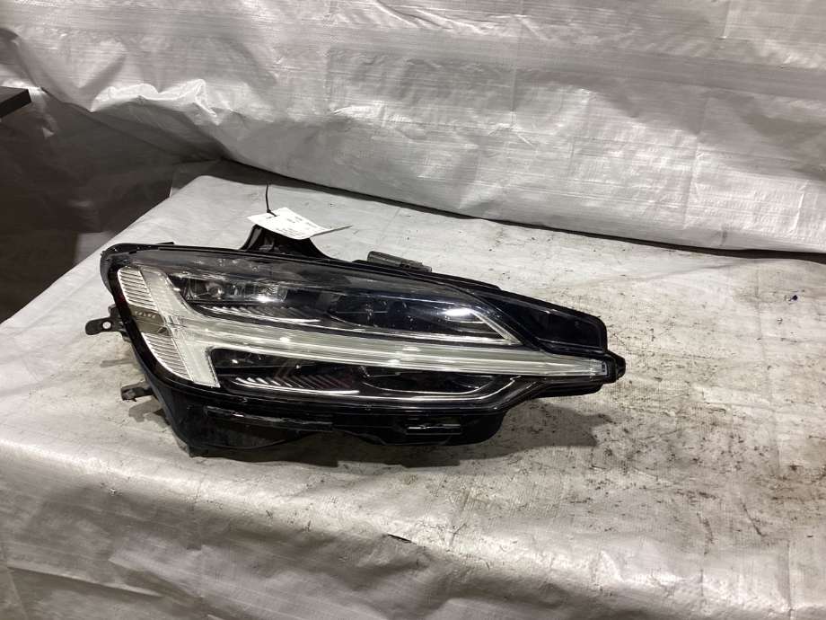Frontlykt høyre halogen til Volvo V60 / V60 CC 2018-->> (Type II)  (VOLVO|31656888|)