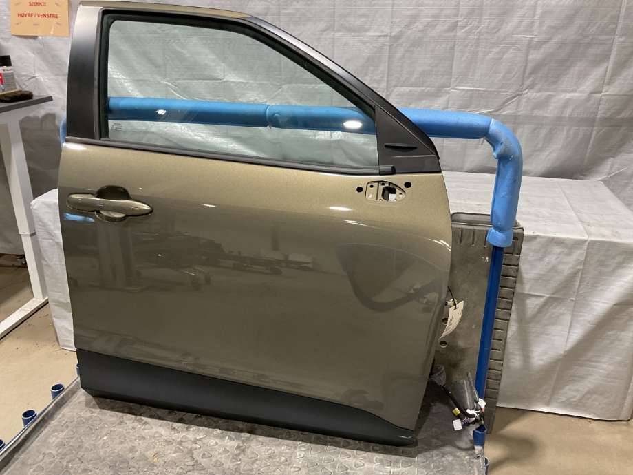 Dør høyre foran til Toyota Yaris Cross (SUV) 2021-->> (TOYOTA|67111K2010|)