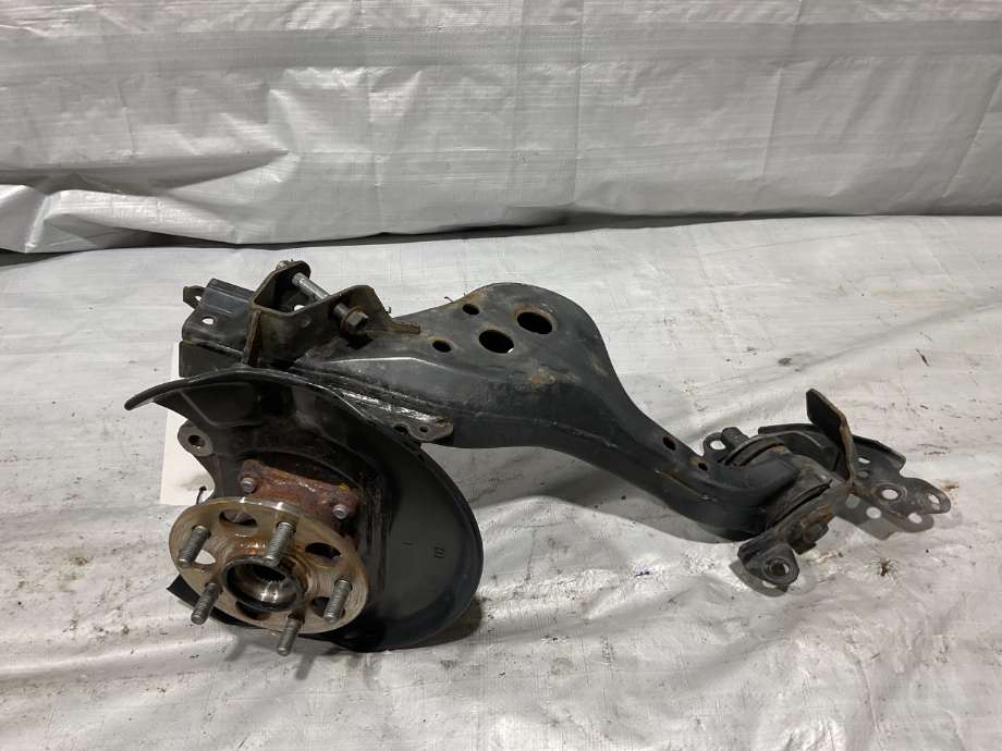 Hjulspindel venstre bak til Toyota Yaris Cross (SUV) 2021-->>  (TOYOTA|4872052050|4241010020|4245452040)
