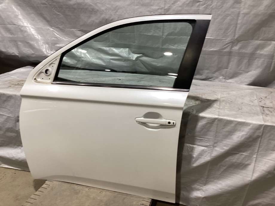 Dør venstre foran til Mitsubishi Outlander 2012-2015 (Type III, Fase 1) (MITSUBISHI|5700B671|)