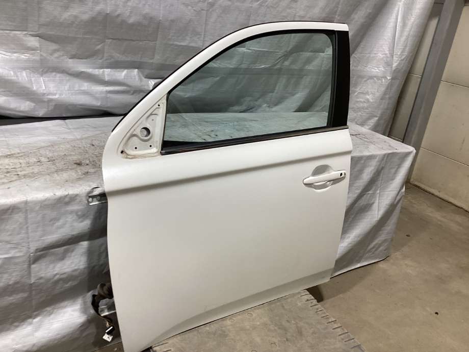 Dør venstre foran til Mitsubishi Outlander 2012-2015 (Type III, Fase 1) (MITSUBISHI|5700B671|)