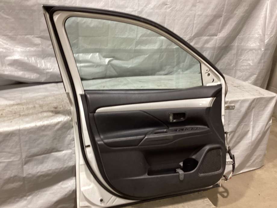 Dør venstre foran til Mitsubishi Outlander 2012-2015 (Type III, Fase 1) (MITSUBISHI|5700B671|)