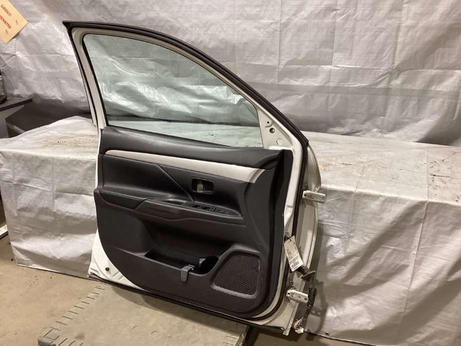 Dør venstre foran til Mitsubishi Outlander 2012-2015 (Type III, Fase 1) (MITSUBISHI|5700B671|)