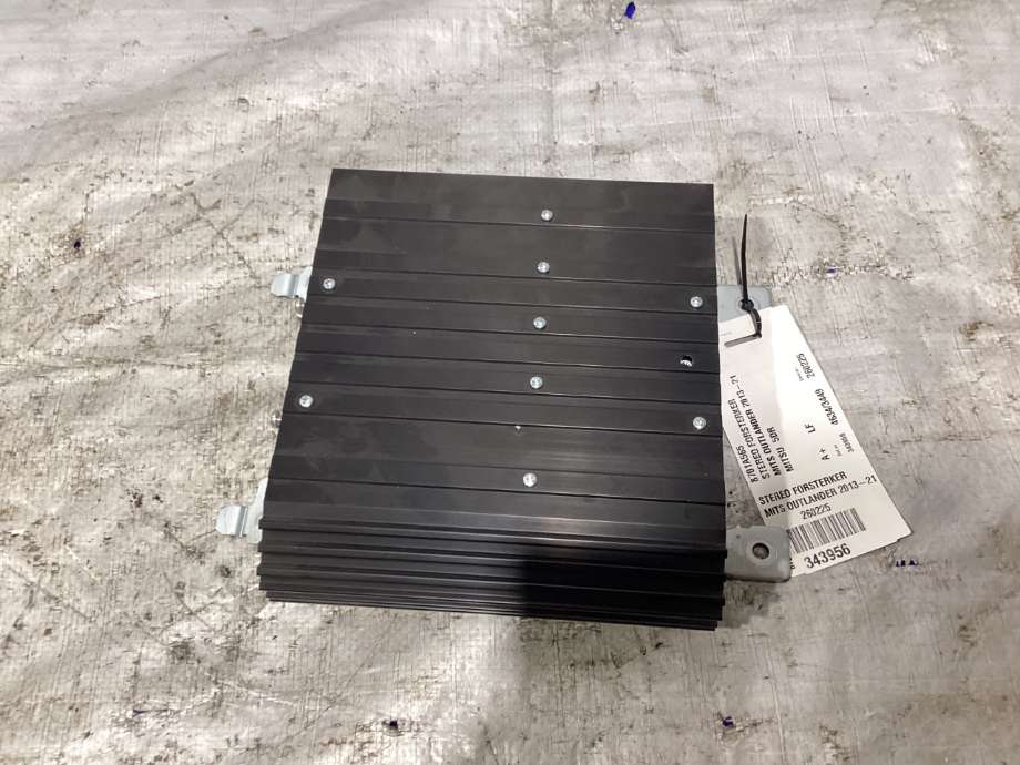 Bilstereo forsterker til Mitsubishi Outlander, 2012-2015 (Type III, Fase 1) (MITSUBISHI|8701A565)