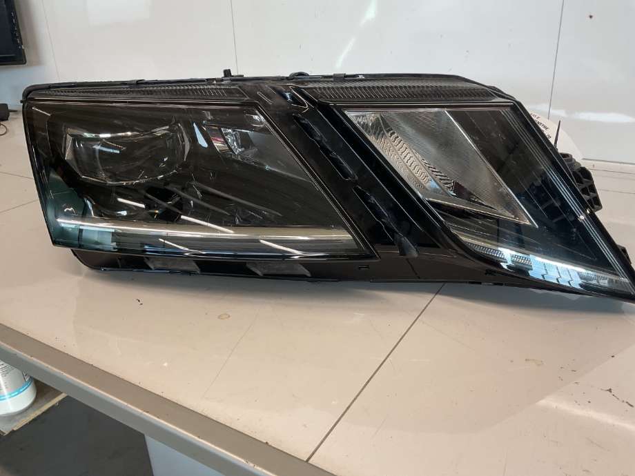 Frontlykt venstre halogen til Škoda Octavia, 2017-2020 (Type III, Fase 2) (SKODA|5E1 941 015 E)