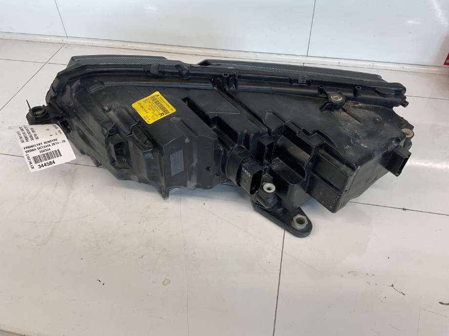Frontlykt venstre halogen til Škoda Octavia 2017-2020 (Type III, Fase 2) (SKODA|5E1 941 015 E|)
