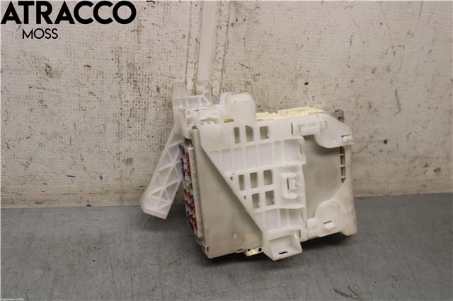 Sikringsboks til Toyota Prius, 2009-2016 (Type III) (COMBI) (COMBI) (8273047450)