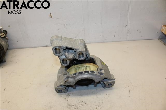 Motorfeste til Mercedes GLA 2014-2020 (X156) (X156) (A2462400617|)