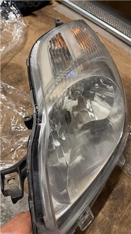 Frontlykt venstre halogen til Toyota Yaris 2006-2009 (Type II, Fase 1)  (811700D330|)
