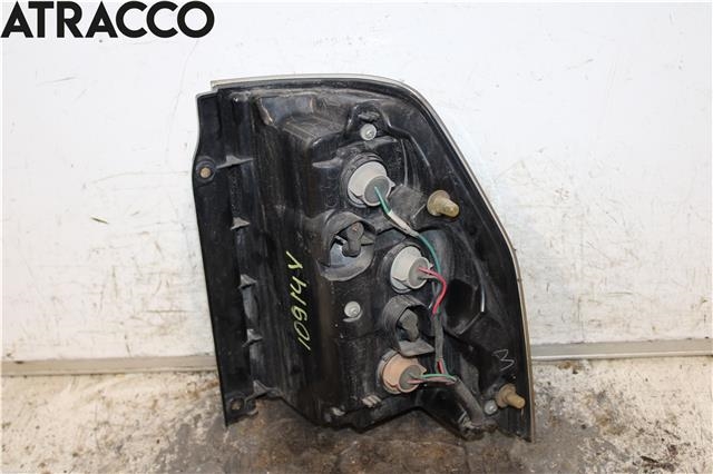 Baklykt venstre til Mitsubishi Pajero 2007-2016 (Type IV, Fase 1)  (8330A093|)