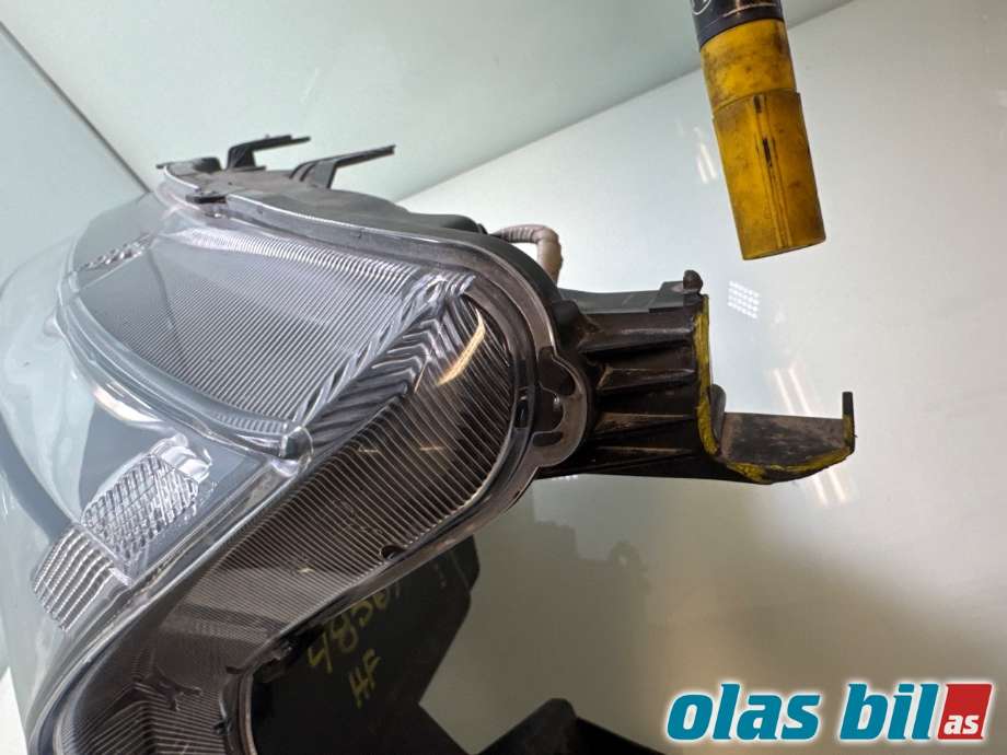 Frontlykt høyre halogen til Ford Ranger / Ranger Raptor, 2015-2022  (FORD|2567180)