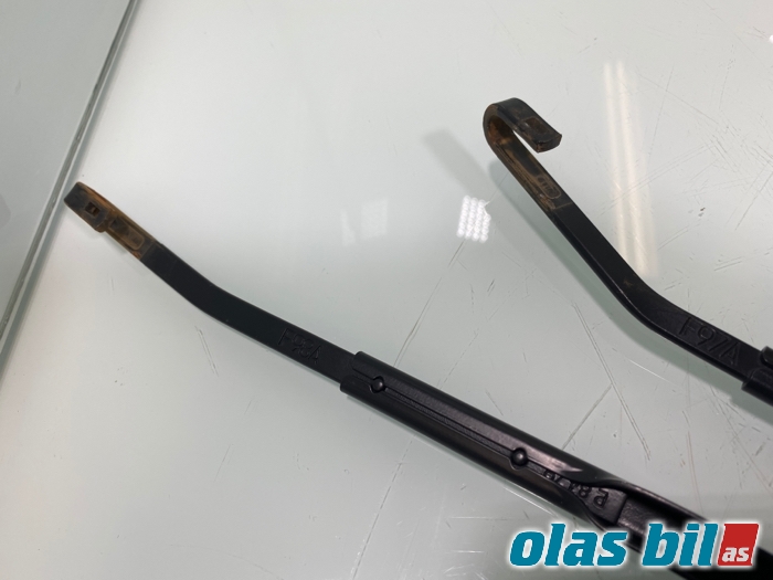 Viskerarmer frontrute til Mazda 3 2016-2019 (Type III, Fase 2) (BHS2-67-321;BHS3-67|)