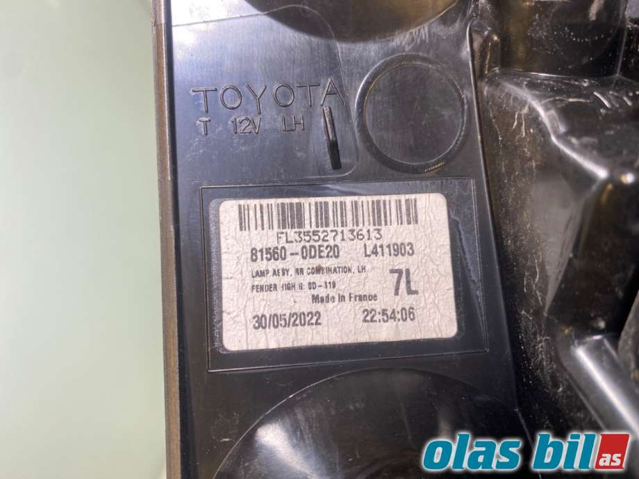 Baklykt venstre til Toyota Yaris Cross (SUV) 2021-->>  (815600DE20||81560-0DE20)